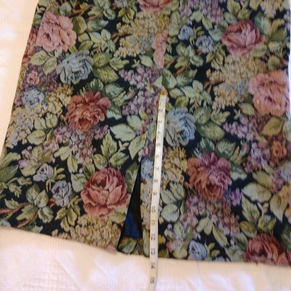 K B Skirt - Picture 2 of 3